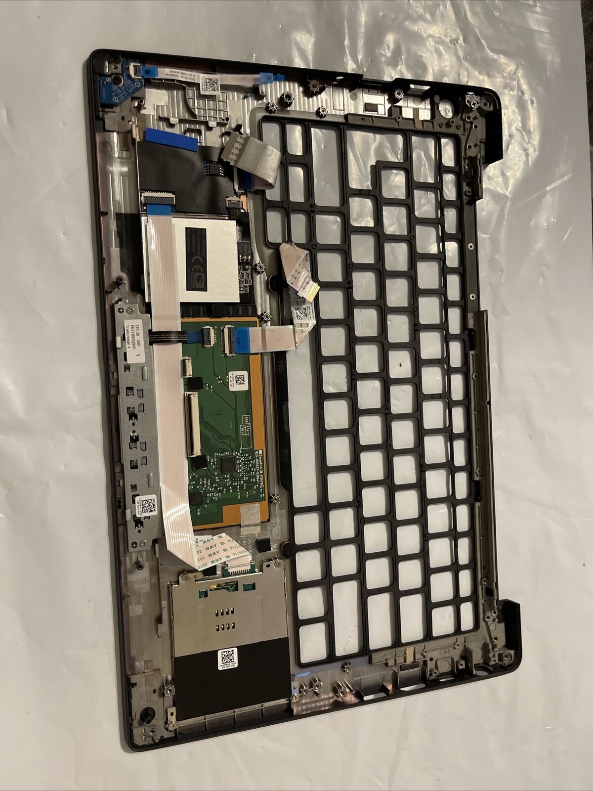 Dell Latitude 7400 Palmrest Touchpad Assembly Smart Card Reader R0C21 P6